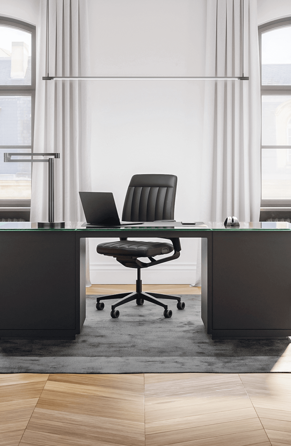 Bürostuhl Leder schwarz hinter Schreibtisch