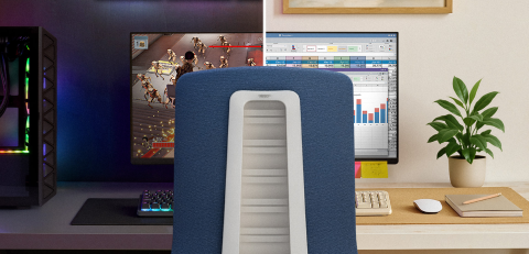 Bürostuhl der halb in einem Gaming Setup und halb in einem Homeoffice steht Bürostuhl der halb in einem Gaming Setup und halb in einem Homeoffice steht
