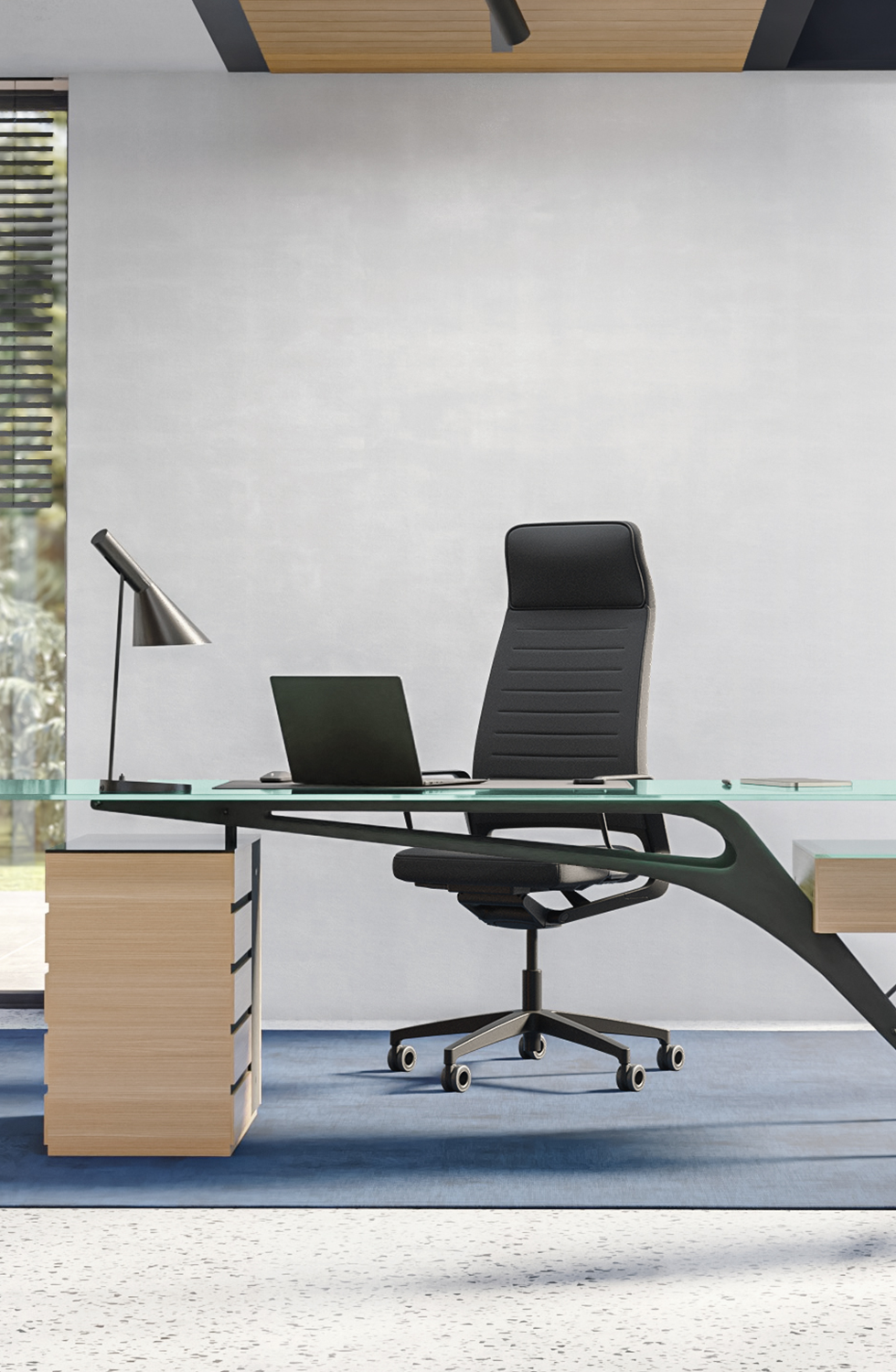 Moderner Bürostuhl mit hoher Rückenlehne