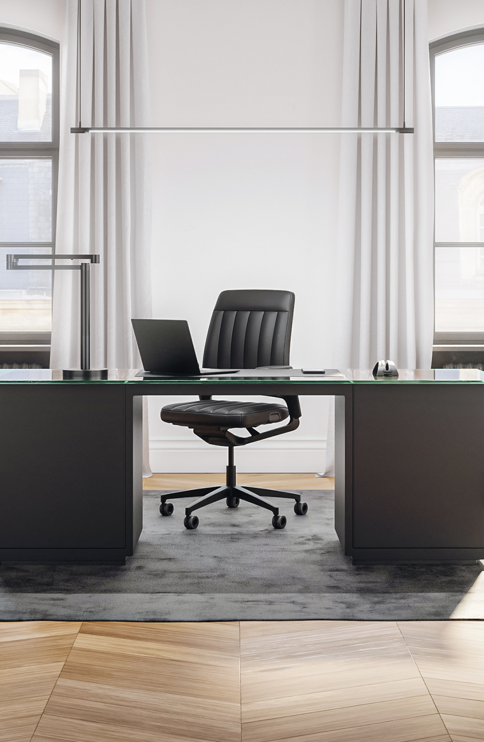 Schwarzer Premium Bürostuhl hinter Schreibtisch