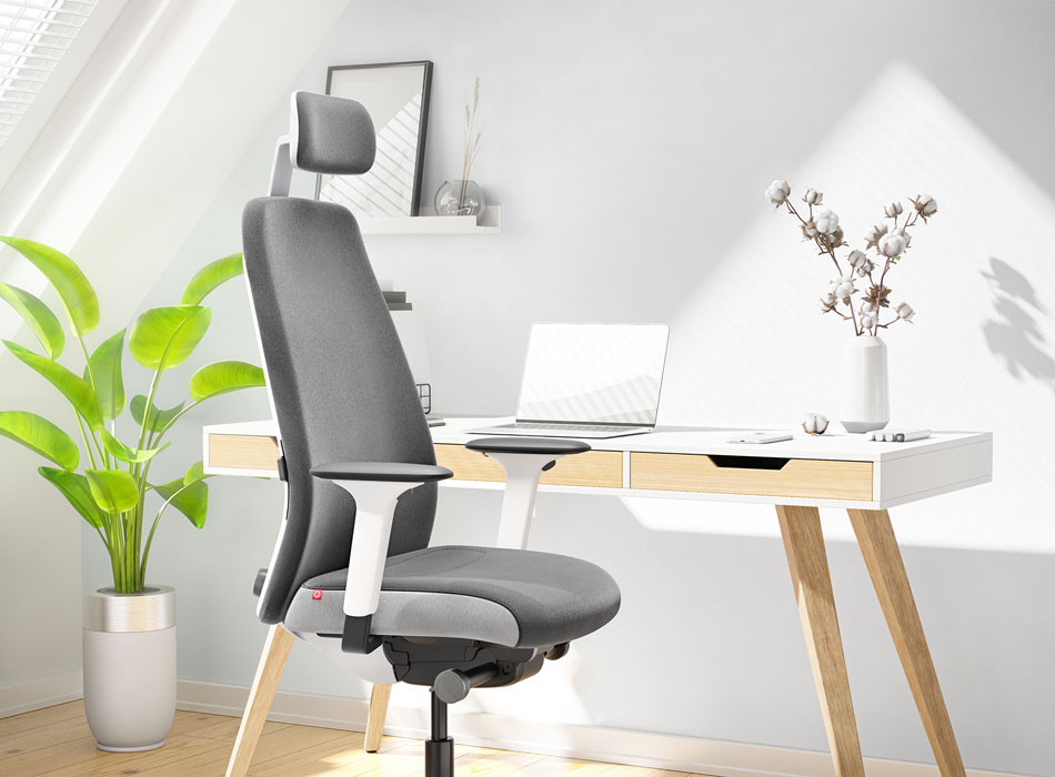 EVERY INTERIOR B&uuml;rostuhl mit Kopfst&uuml;tze im Dachgeschoss-B&uuml;ro mit Pflanzen und Tageslicht